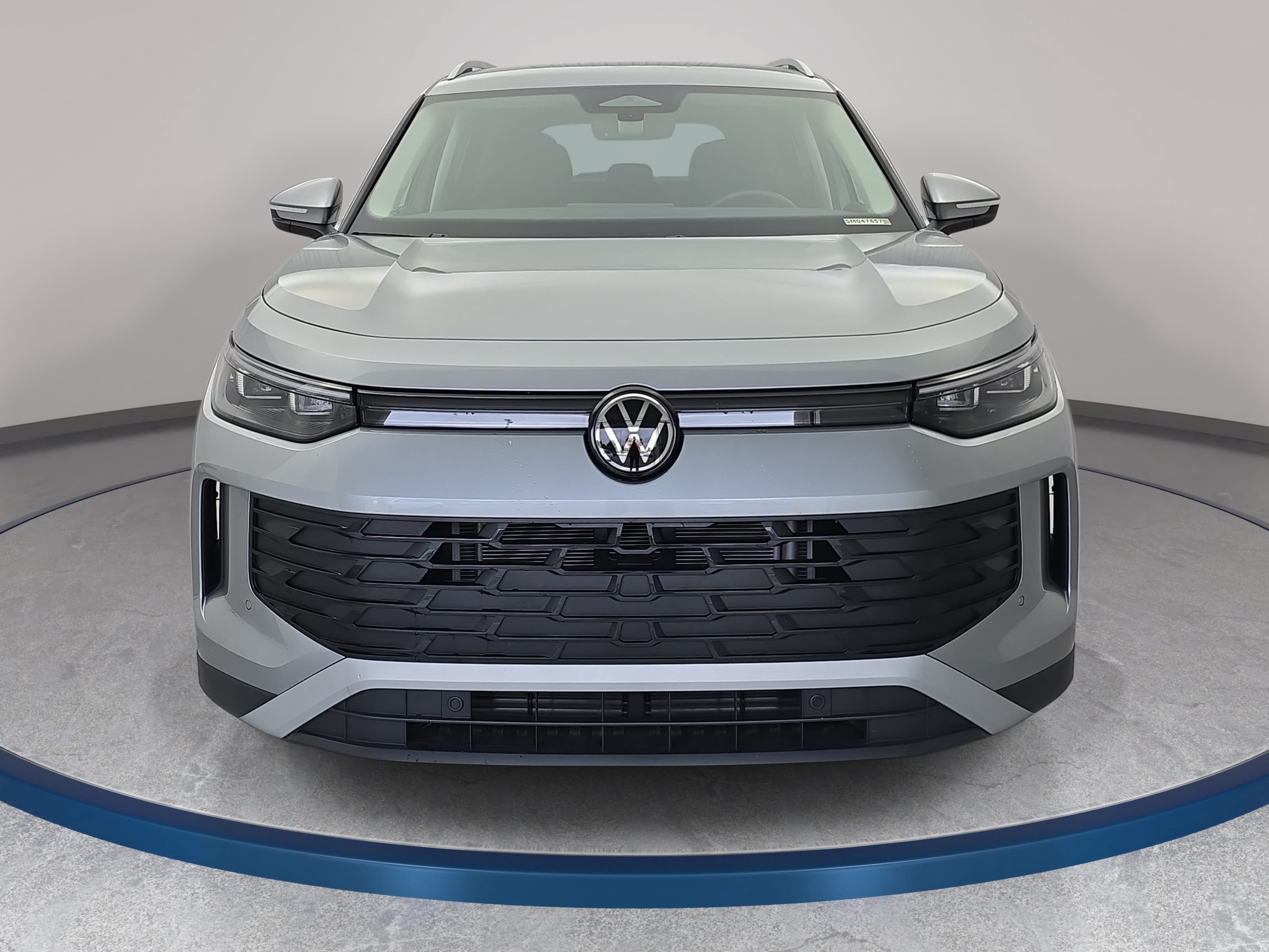 Used 2025 Volkswagen Tiguan SE AWD/4WD image 2