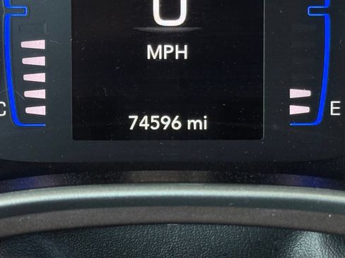 Used 2023 Chrysler Voyager LX FWD image 5