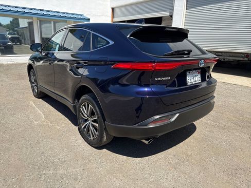 Used 2024 Toyota Venza LE AWD/4WD image 3