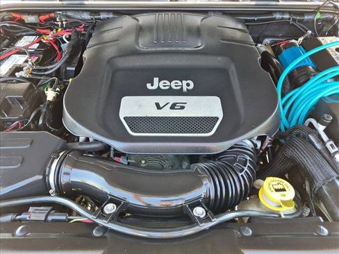 Used 2015 Jeep Wrangler Unlimited Rubicon w/ Connectivity Group AWD/4WD image 19