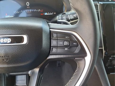 Used 2023 Jeep Grand Cherokee Laredo AWD/4WD image 17