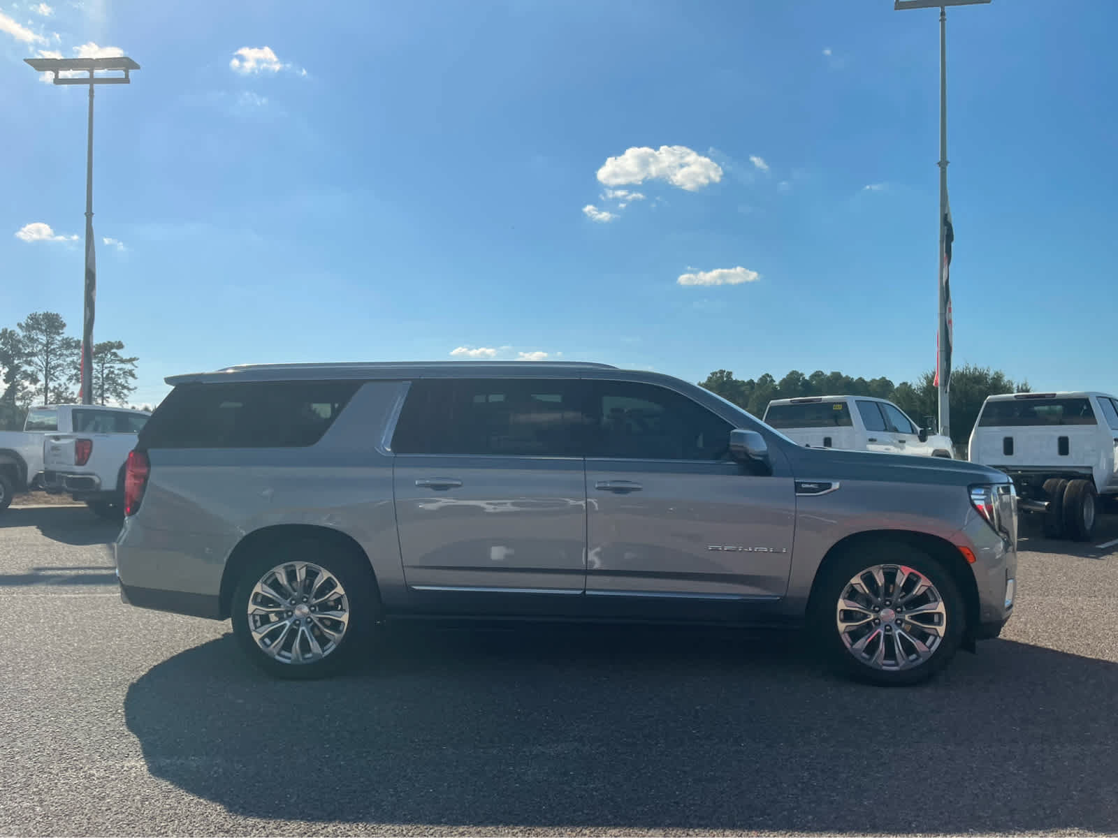 Used 2024 GMC Yukon XL Denali w/ Denali Reserve Package AWD/4WD image 4