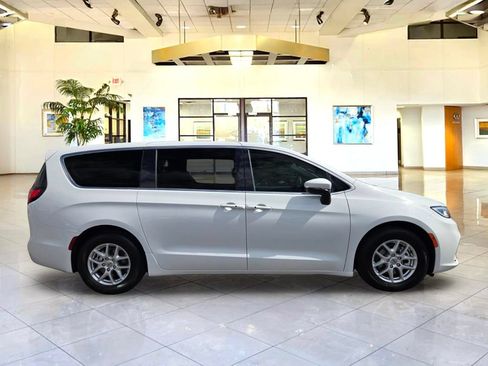 Used 2023 Chrysler Pacifica Touring-L FWD image 4