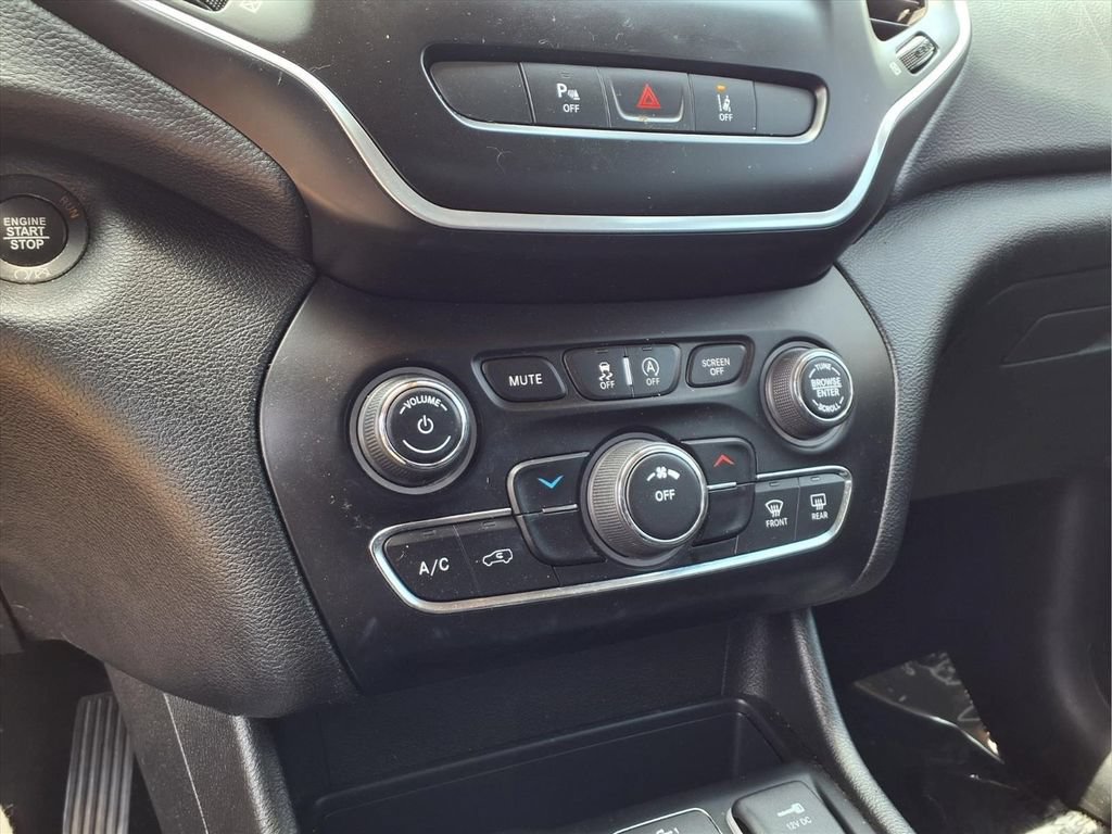 Used 2021 Jeep Cherokee Latitude Plus FWD image 12
