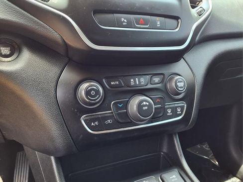 Used 2021 Jeep Cherokee Latitude Plus FWD image 12