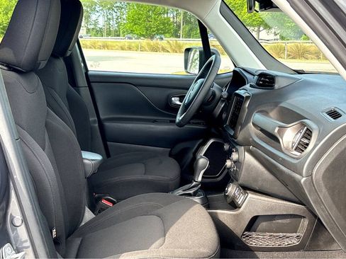 Used 2023 Jeep Renegade Latitude AWD/4WD image 9