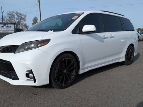 Used 2018 Toyota Sienna SE image 1