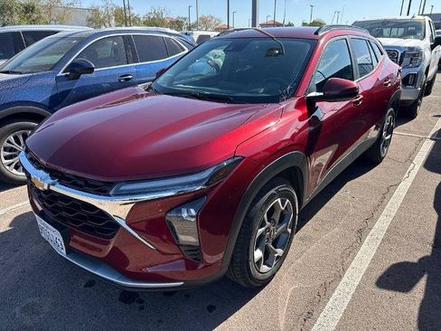 Used 2025 Chevrolet Trax LT w/ LT Convenience Package FWD image 2