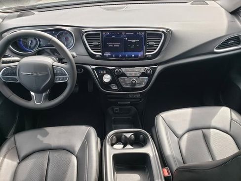 Used 2025 Chrysler Pacifica Select FWD image 16