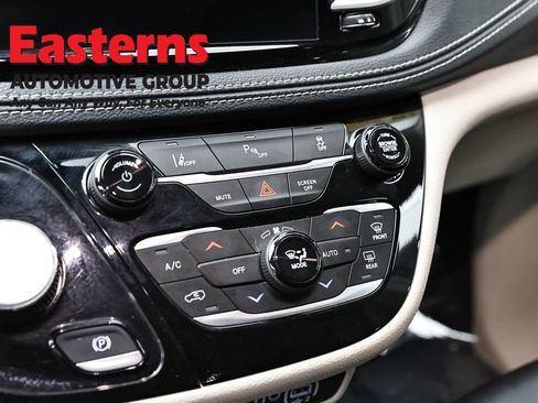 Used 2024 Chrysler Pacifica Limited FWD image 18