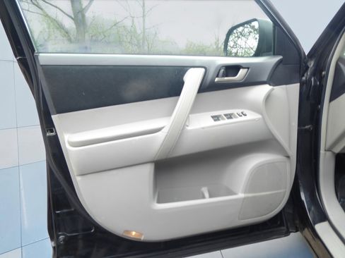Used 2011 Toyota Highlander 4WD w/ Tech Pkg image 22