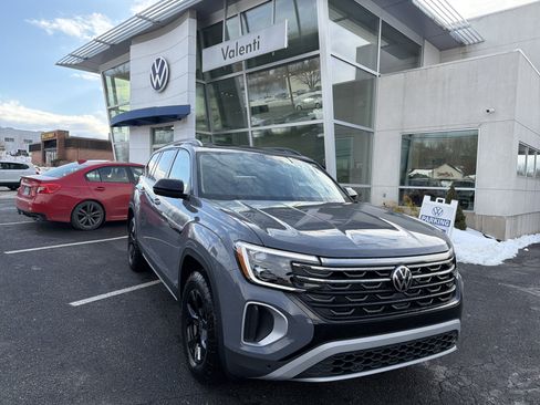 New 2026 Volkswagen Atlas Peak Edition image 2