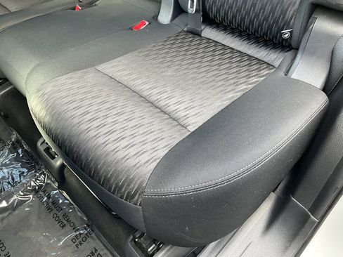 Used 2018 Nissan Rogue SV image 29