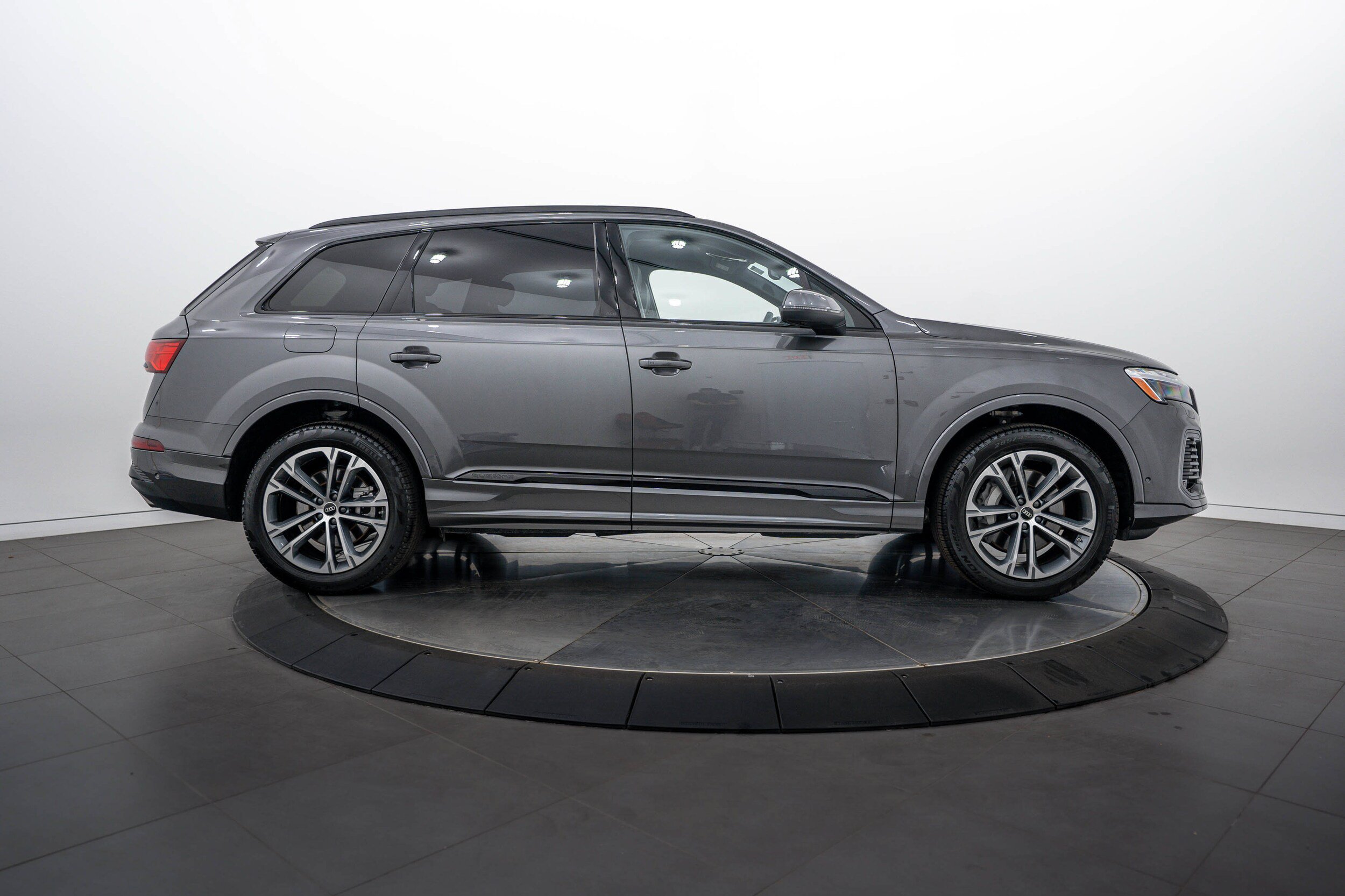 Used 2026 Audi Q7 2.0T Premium Plus w/ Premium Plus Package AWD/4WD image 3