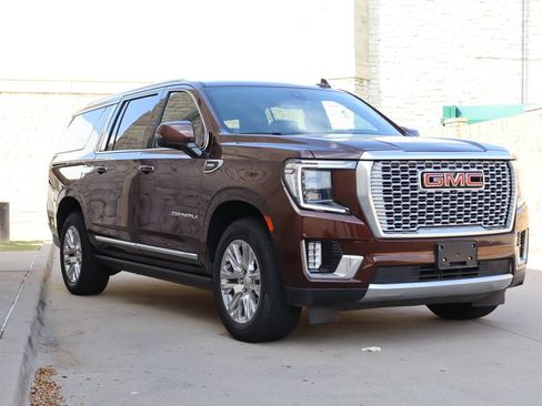 Used 2022 GMC Yukon XL Denali AWD/4WD image 2