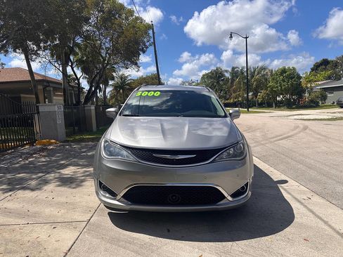 Used 2018 Chrysler Pacifica Touring-L Plus w/ Advanced Safetytec Group image 4