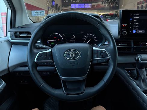 Used 2025 Toyota Sienna XLE FWD image 39