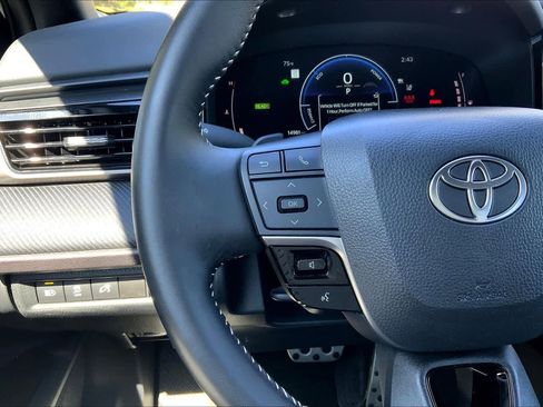 Used 2025 Toyota Camry SE FWD image 23