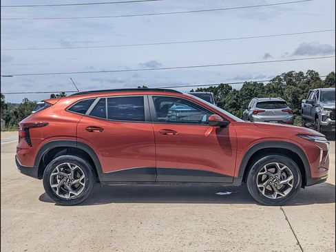 Used 2024 Chevrolet Trax LT w/ Driver Confidence Package FWD image 6