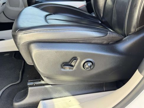 Used 2023 Chrysler Pacifica Touring-L image 20