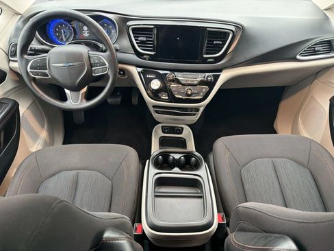 Used 2020 Chrysler Pacifica Touring FWD image 4