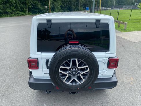 New 2025 Jeep Wrangler Unlimited Sahara AWD/4WD image 4