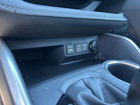 Used 2025 Toyota Highlander XLE image 28