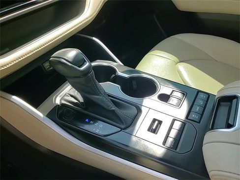 Used 2022 Toyota Highlander XLE image 17