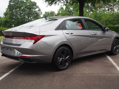 Used 2023 Hyundai Elantra SEL w/ Cargo Package FWD image 7