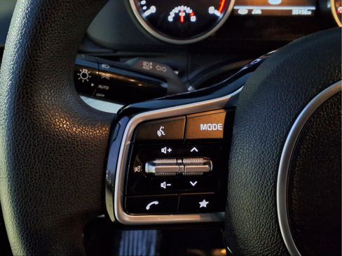 Used 2023 Kia Carnival LX image 15