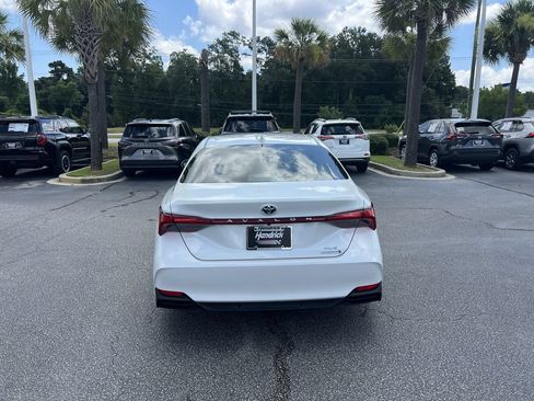 Used 2022 Toyota Avalon XLE w/ Moonroof Package FWD image 9