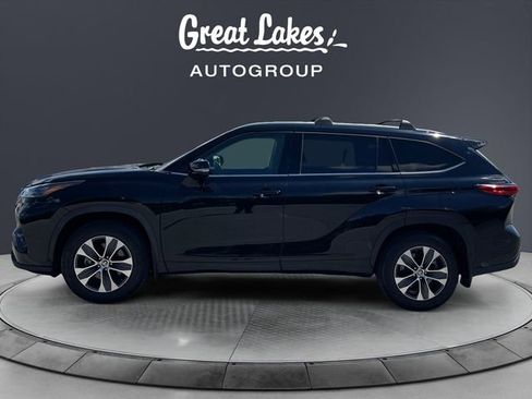 Used 2022 Toyota Highlander XLE AWD/4WD image 2