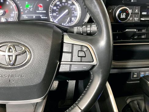 Used 2022 Toyota Highlander XLE image 19