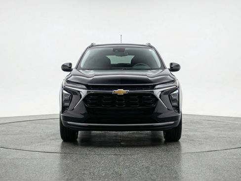 Used 2025 Chevrolet Trax LT w/ LT Convenience Package image 2