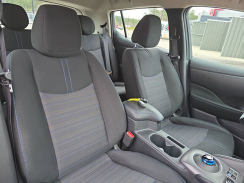 Used 2025 Nissan Leaf S image 13