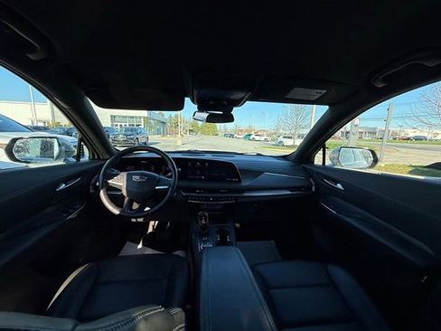 Used 2025 Cadillac XT4 Premium Luxury image 4