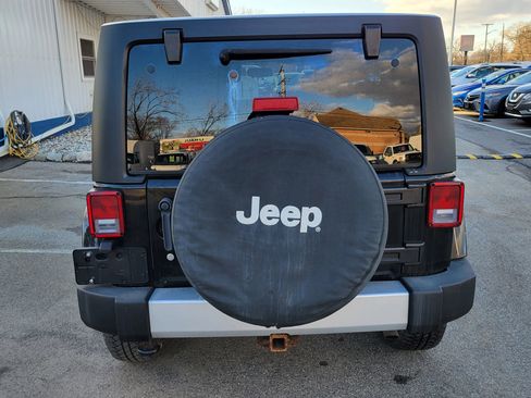 Used 2014 Jeep Wrangler Unlimited Sahara w/ Dual Top Group AWD/4WD image 9