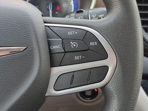 Used 2017 Chrysler Pacifica LX FWD image 20