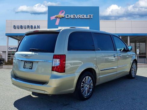 Used 2011 Chrysler Town & Country Limited image 4