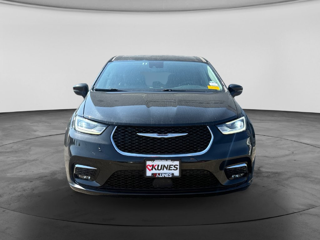 Used 2023 Chrysler Pacifica Touring-L FWD image 3