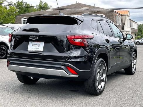 Used 2025 Chevrolet Trax LT w/ Sunroof Package FWD image 8