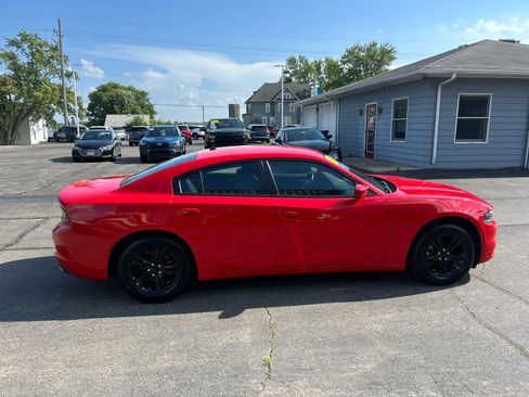 Used 2022 Dodge Charger SXT RWD image 2