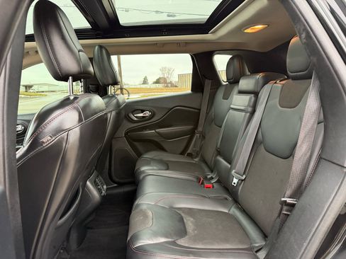 Used 2016 Jeep Cherokee Trailhawk w/ Comfort/Convenience Group image 15