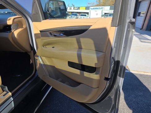 Used 2019 Cadillac Escalade ESV Platinum image 29