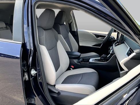 Used 2020 Toyota RAV4 XLE FWD image 8
