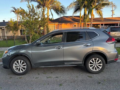 Used 2018 Nissan Rogue SV image 2