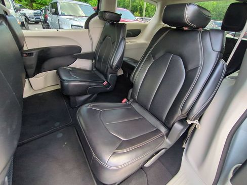 Used 2023 Chrysler Pacifica Touring-L FWD image 15