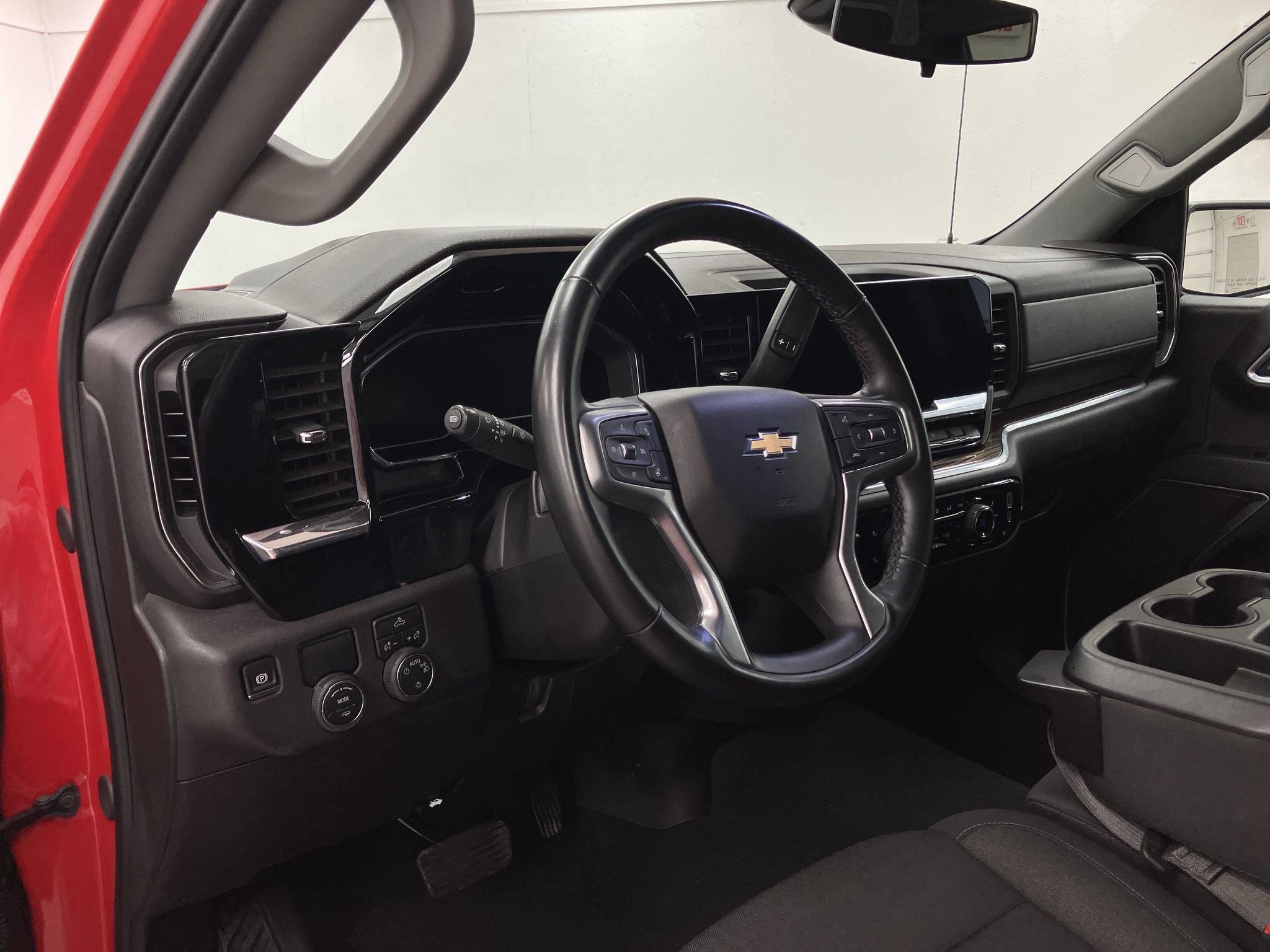 Used 2025 Chevrolet Silverado 1500 LT RWD image 10