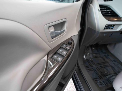 Used 2017 Toyota Sienna XLE Premium FWD image 7