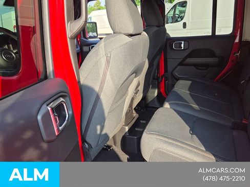 Used 2025 Jeep Wrangler Unlimited Sahara AWD/4WD image 8
